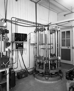 821177 Afbeelding van de relaxatiebank in het Fysisch Laboratorium van de N.V. Nederlandse Staalfabrieken DEMKA ...